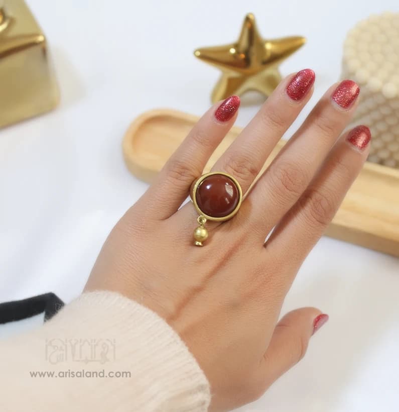 انگشتر برنجی با نگین گرد قهوه ای و آویز انار کد 507
