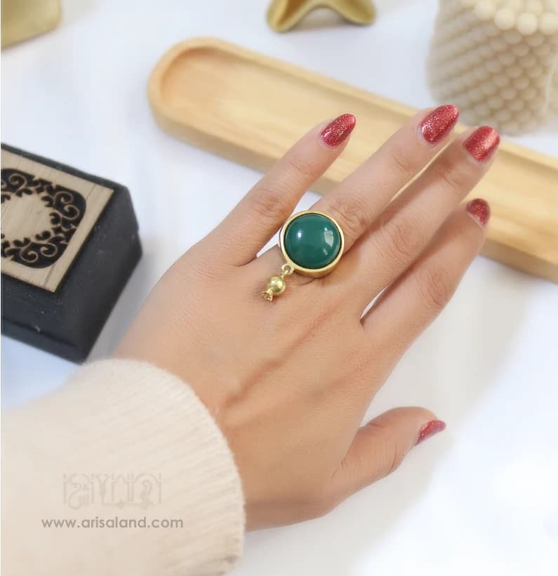 انگشتر برنجی با نگین گرد سبز و آویز انار کد 387