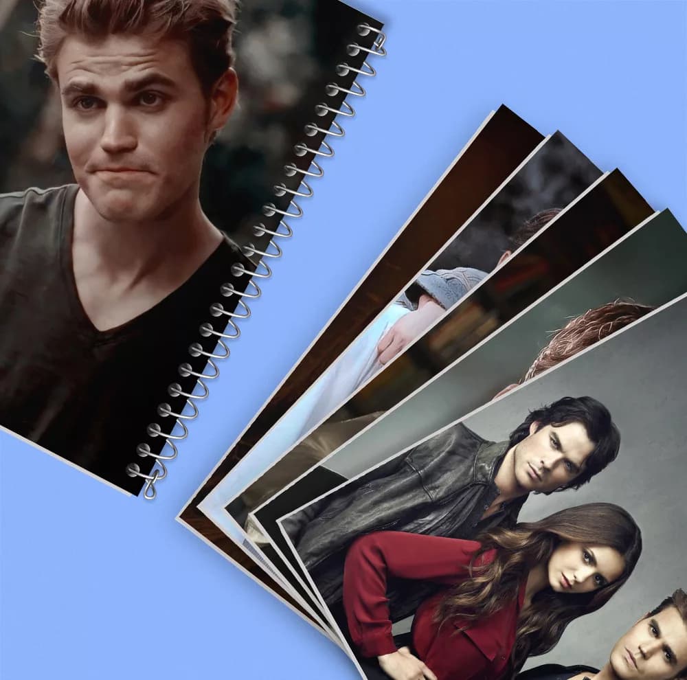 دفتر مشق 100 برگ خندالو طرح خاطرات خون آشام (The Vampire Diaries) کد 715 مجموعه 6 عددی — تصویر ۶