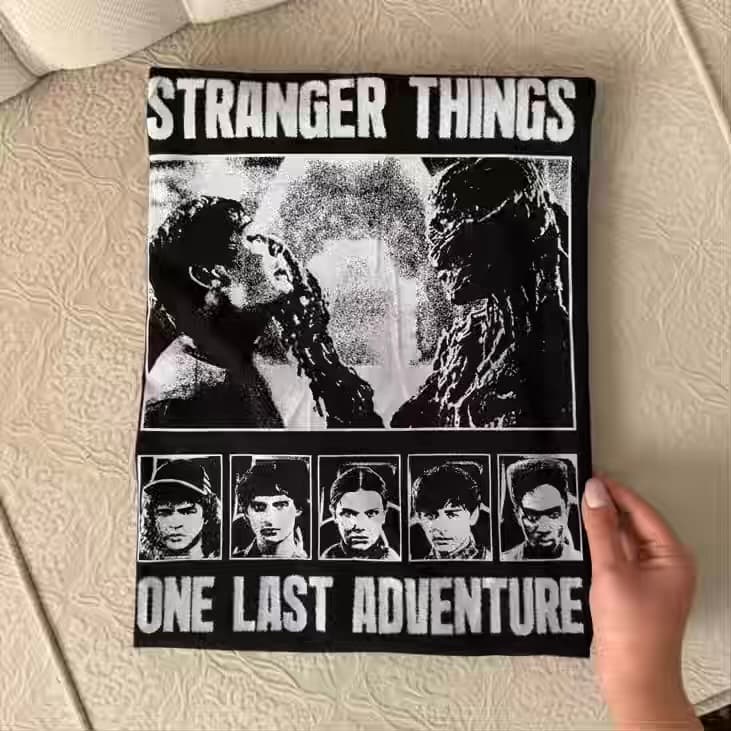 تیشرت نخ پنبه طرح Stranger Things ONE LAST ADVENTURE — تصویر ۲