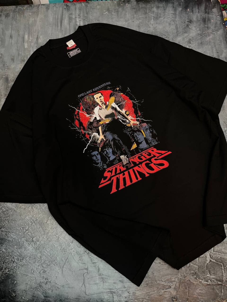 تیشرت نخ پنبه طرح Stranger Things ONE LAST ADVENTURE — تصویر ۹