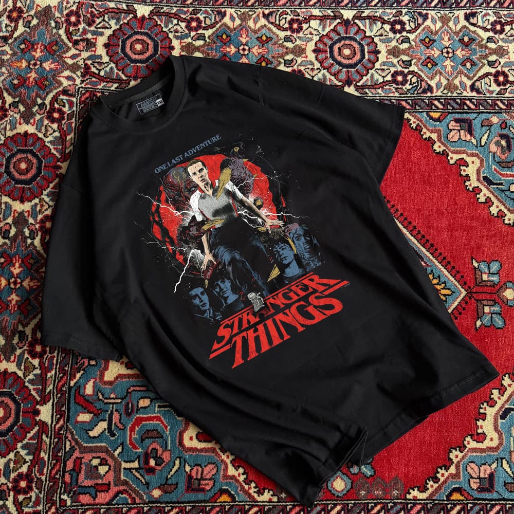 تیشرت نخ پنبه طرح Stranger Things ONE LAST ADVENTURE — تصویر ۸