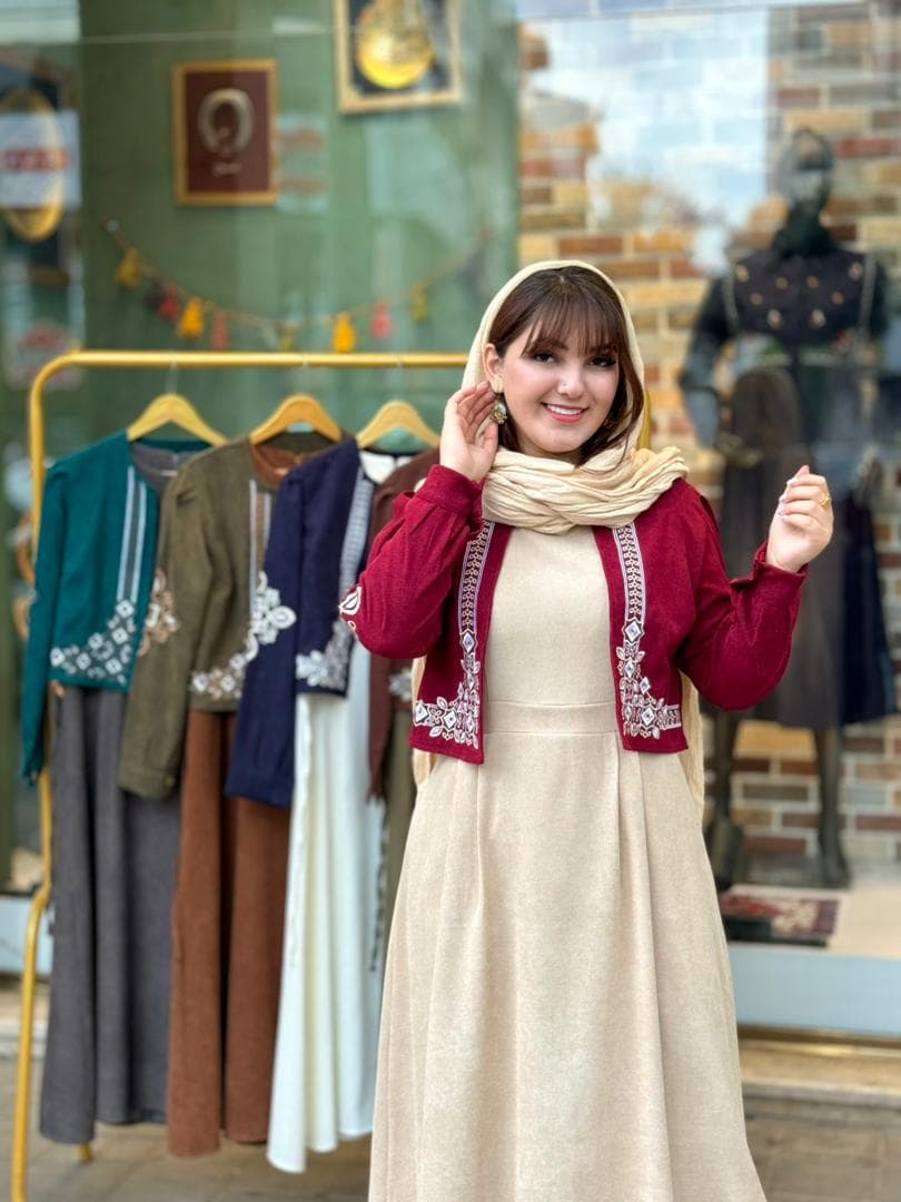 کت و سارافون نازلی کبریتی کرم زرشکی — تصویر ۵