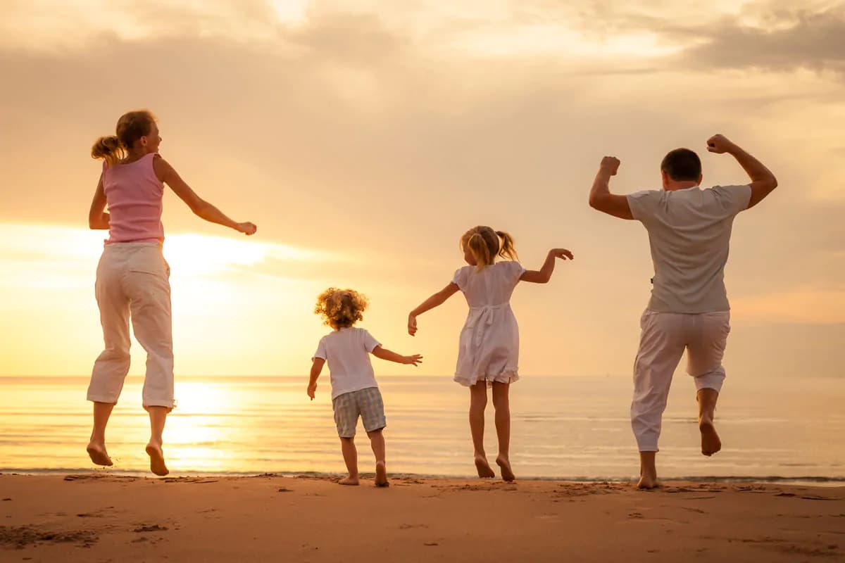 عکس استوک خانواده روی ماسه های ساحل