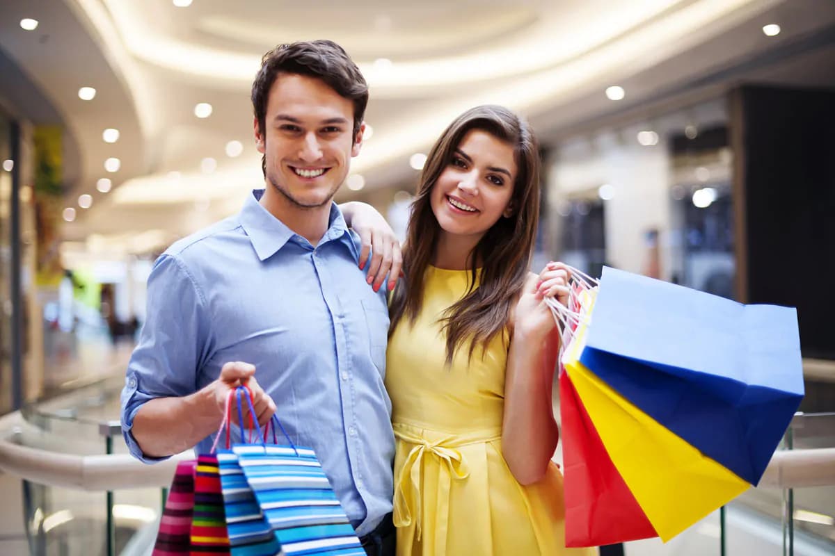 عکس استوک زن و شوهر با بگ های خرید در فروشگاه