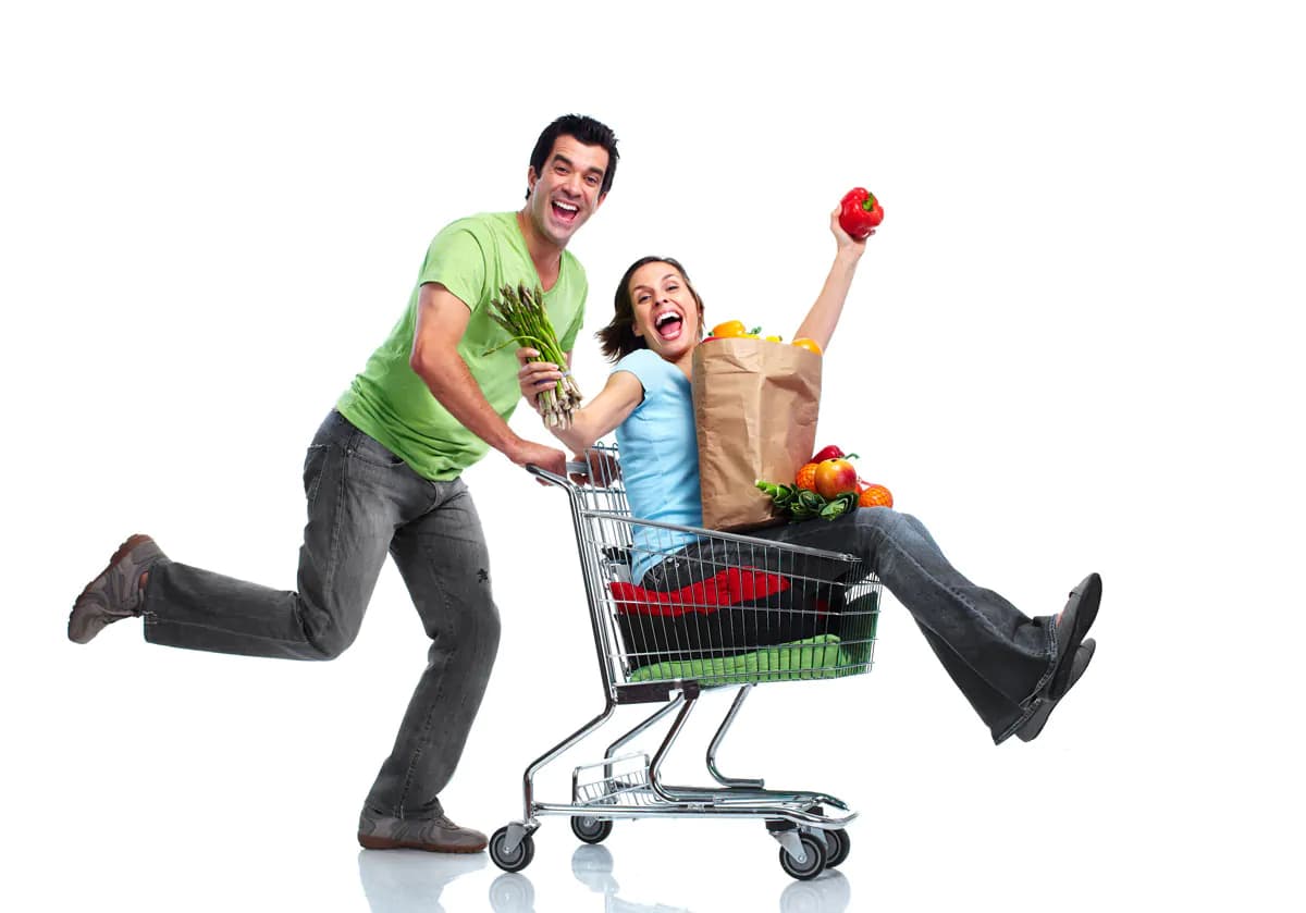 عکس استوک آقا و خانم خوشحال با سبد خرید فروشگاه