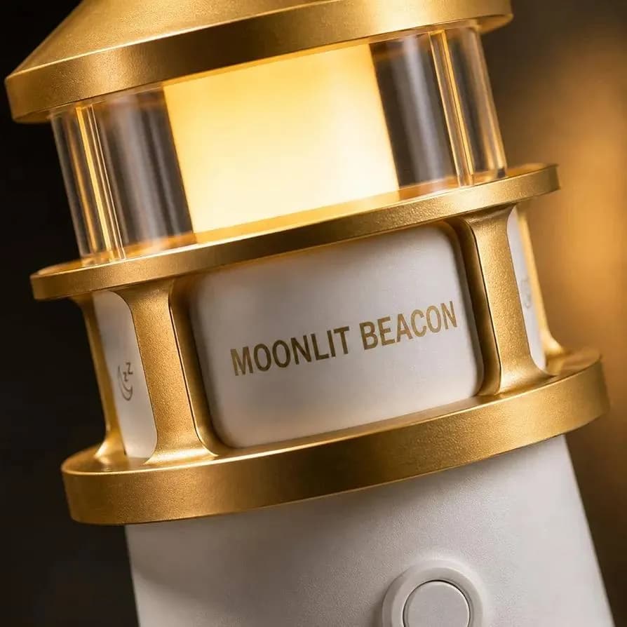 چراغ خواب طرح فانوس دریایی Moonlit Beacon شارژی با پروژکتور ماه 360 درجه و ریموت — تصویر ۶