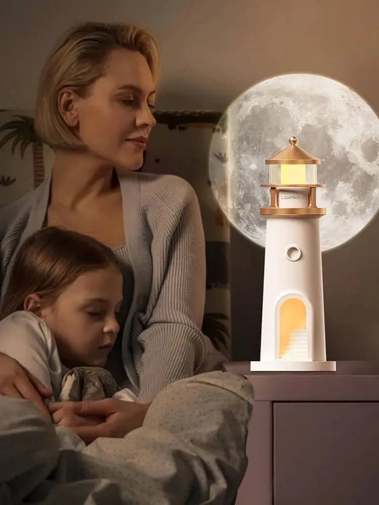 چراغ خواب طرح فانوس دریایی Moonlit Beacon شارژی با پروژکتور ماه 360 درجه و ریموت — تصویر ۳