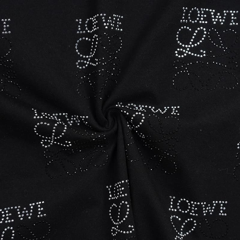 تیشرت زنانه تمام نگین دار طرح LOEWE برند آریو — تصویر ۳