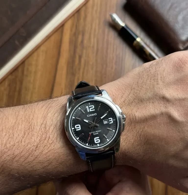 ساعت مردانه کاسیو mtp-1314l-8b کلاسیک فریم دایره استیل بند چرم مشکی صفحه ای مشکی — تصویر ۳