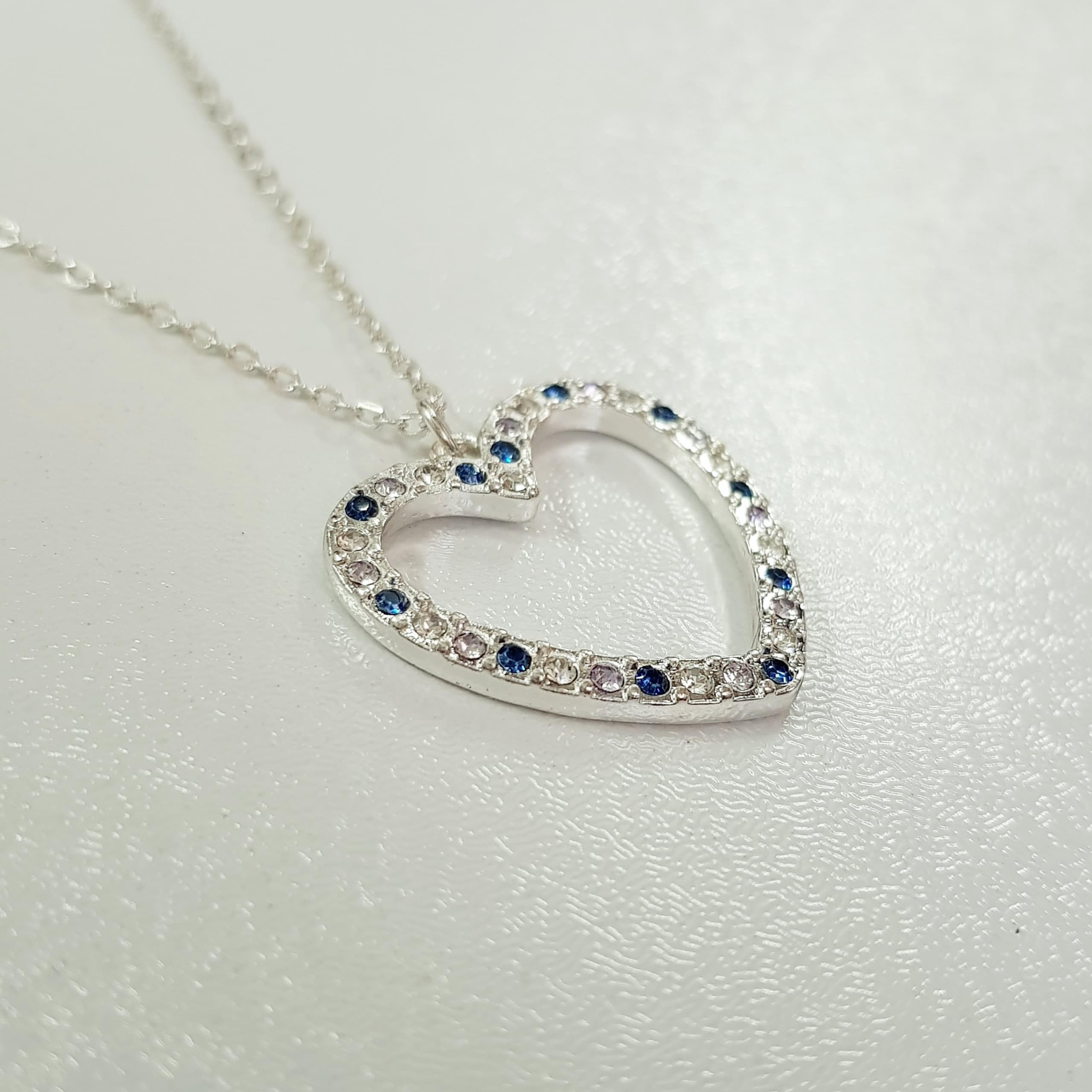 گردنبند رولباسی نقره ای آویز قلب نگین دار برند Accessories — تصویر ۵
