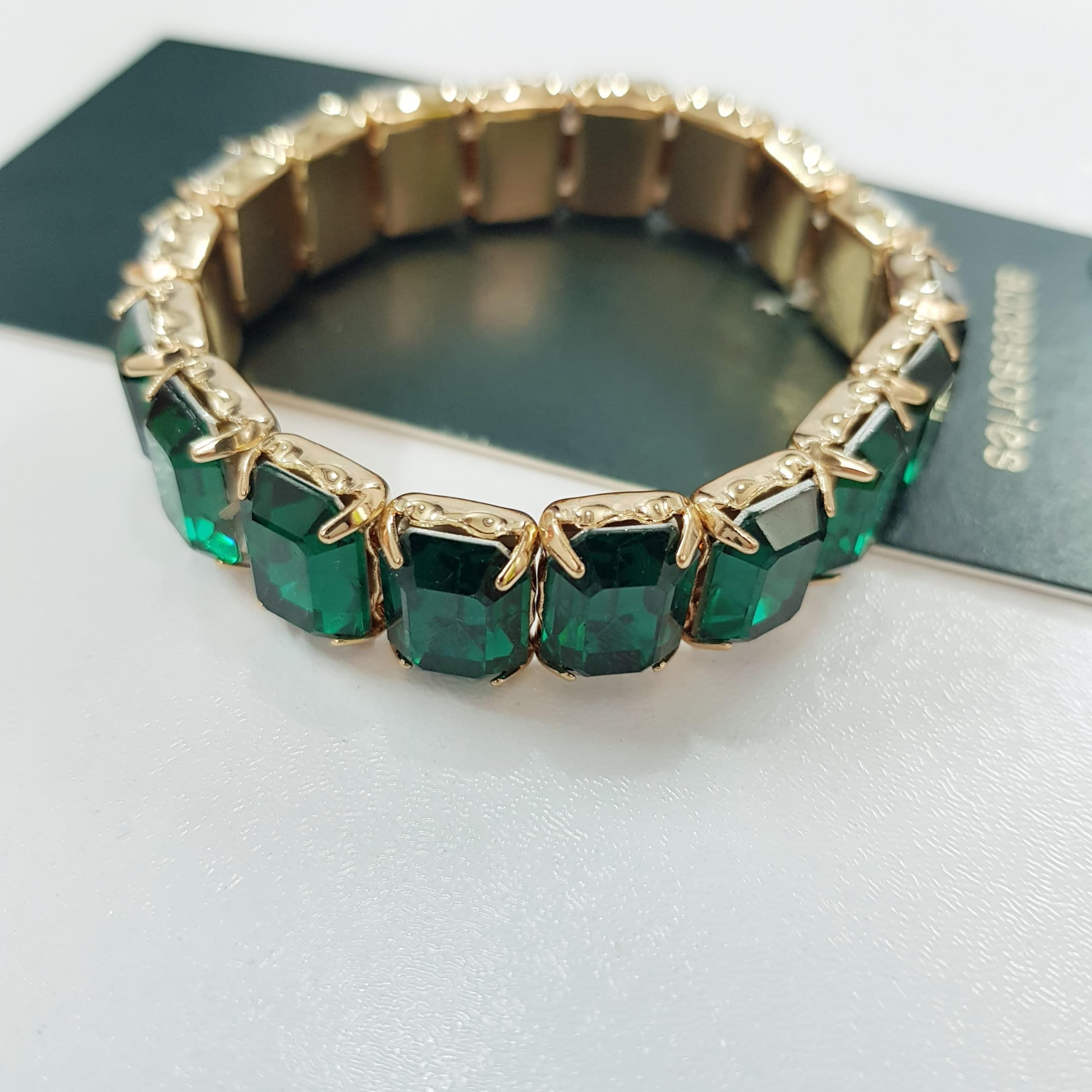 دستبند بنگل کشی طلایی کریستالی سبز رنگ برند Accessories کد ۱۱۰۹۰۶ — تصویر ۳