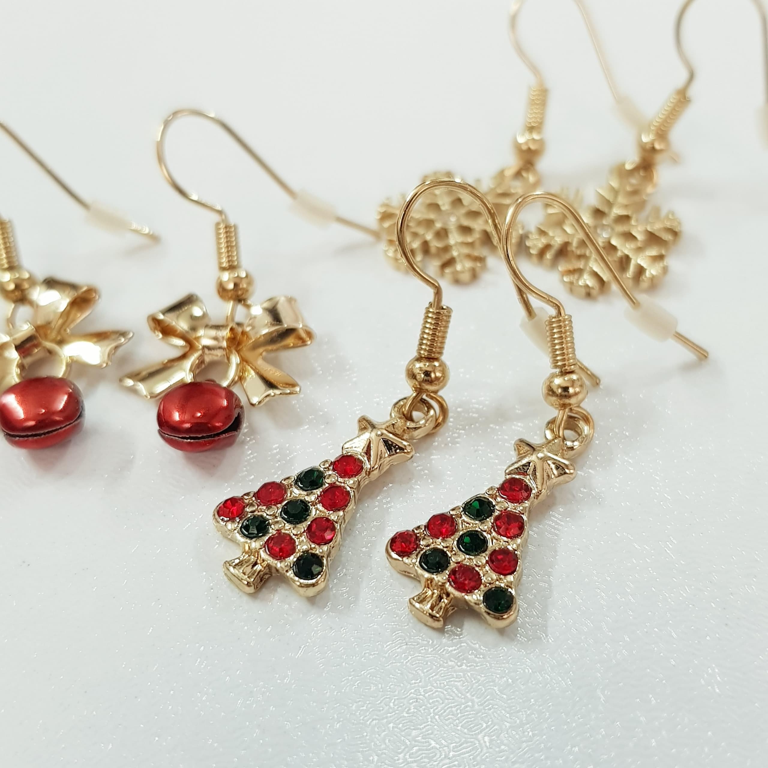 پک سه جفتی گوشواره کریسمسی عصایی آویز دار برند acc کد ۱۷۰۹۱ — تصویر ۳
