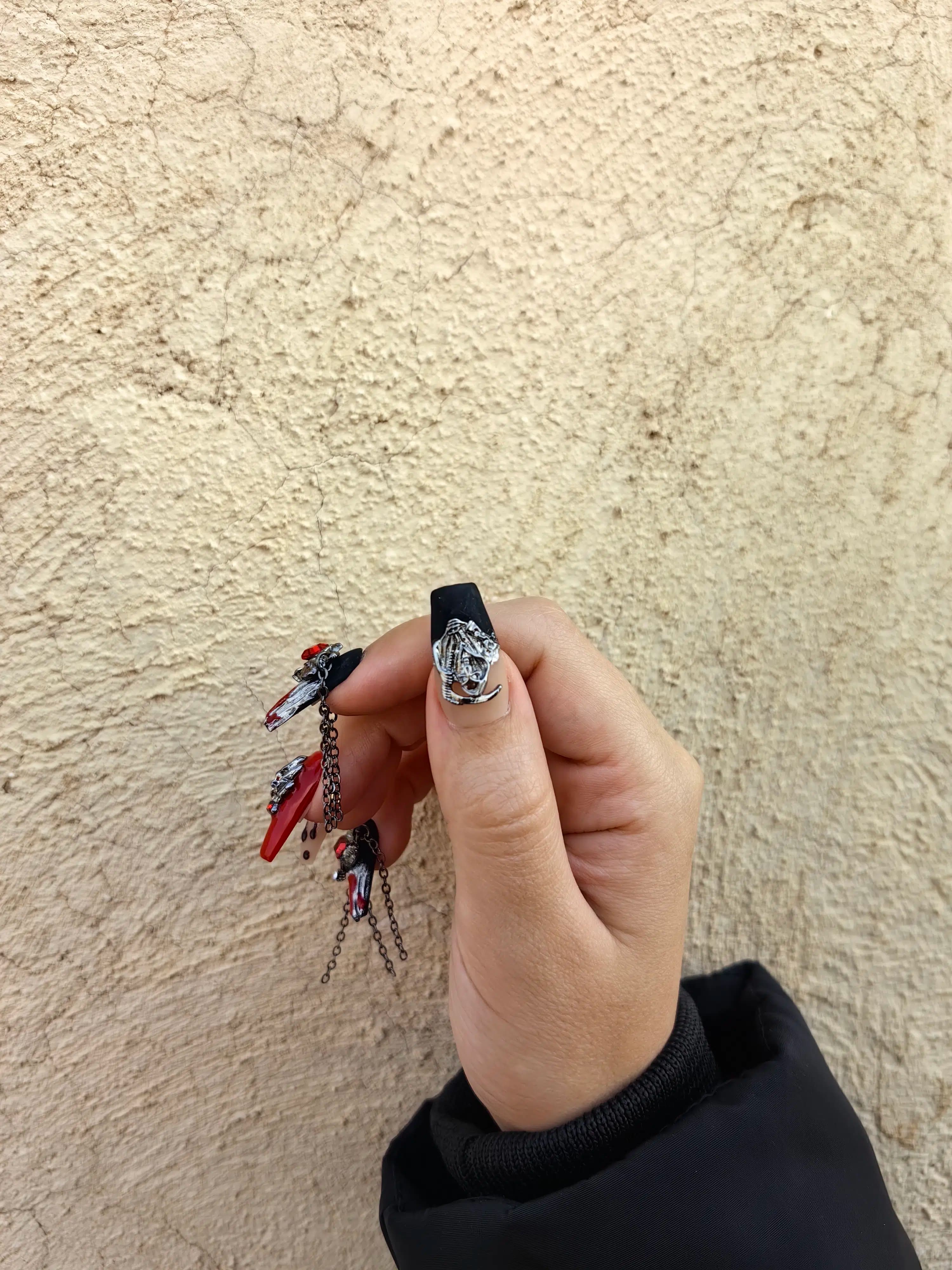 ناخن مصنوعی مدل مشکی قرمز طرح اسکلت زنجیردار دارک راسا – RSN0240 — تصویر ۶