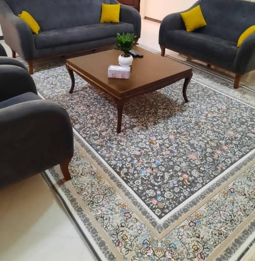 فرش هورام طرح گل افشان زمینه دودی