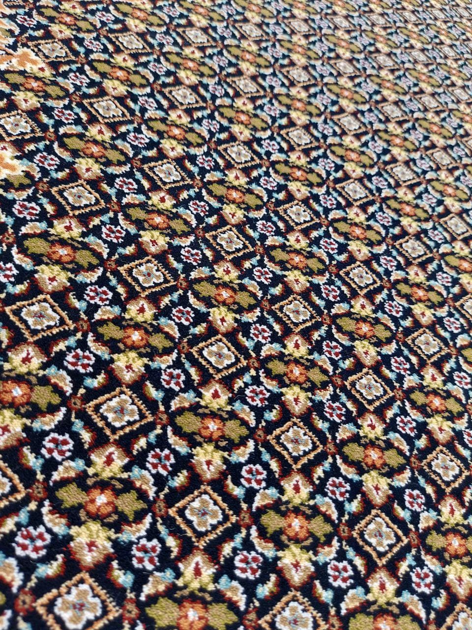 فرش ریز ماهی سرمه ای حاشیه گلبهی 700 شانه — تصویر ۵