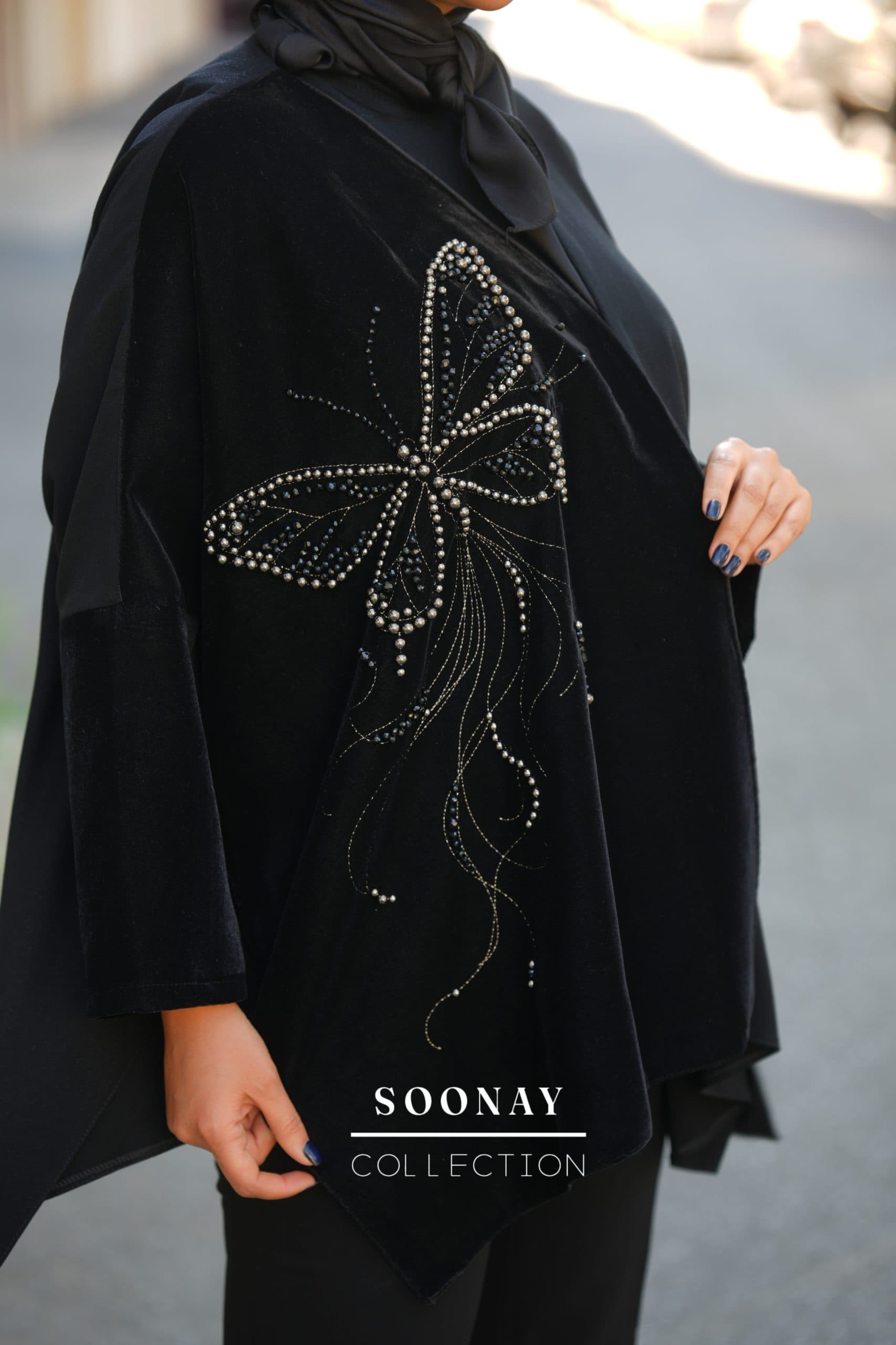 مانتو پانچو مشکی مجلسی طرح MARIPOSA NEGRA — تصویر ۳