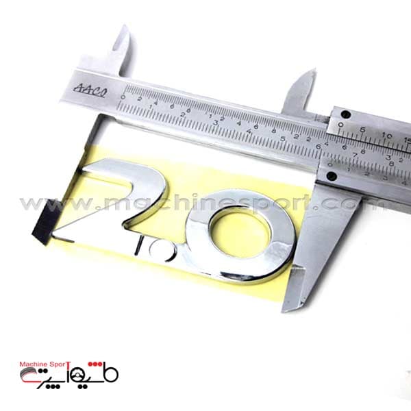 آرم نوشته 2.0 روی گلگیری موتور با حجم 2000 سی سی — تصویر ۲