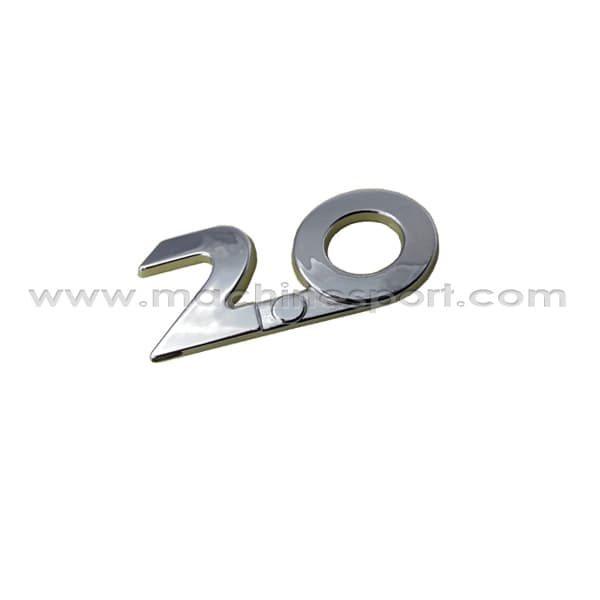 آرم نوشته 2.0 روی گلگیری موتور با حجم 2000 سی سی