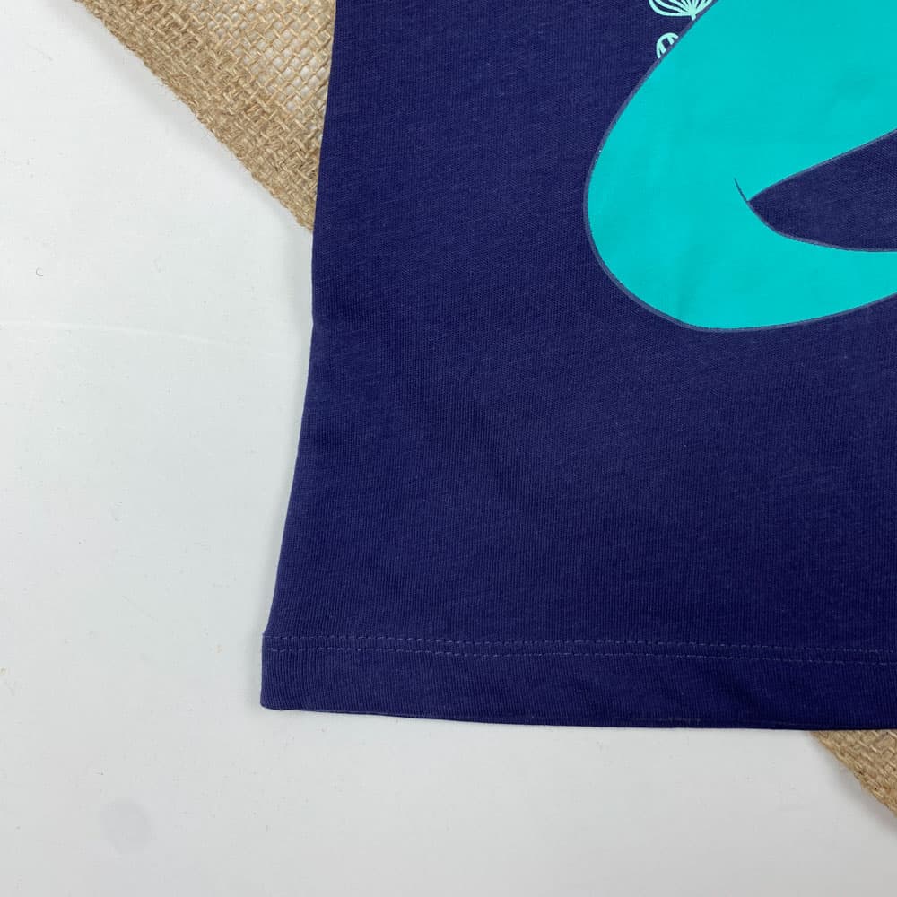 تیشرت دخترانه آستین کوتاه طرح پری دریایی یقه گرد سرمه ای رنگ – 2 تا 4 سال — تصویر ۵