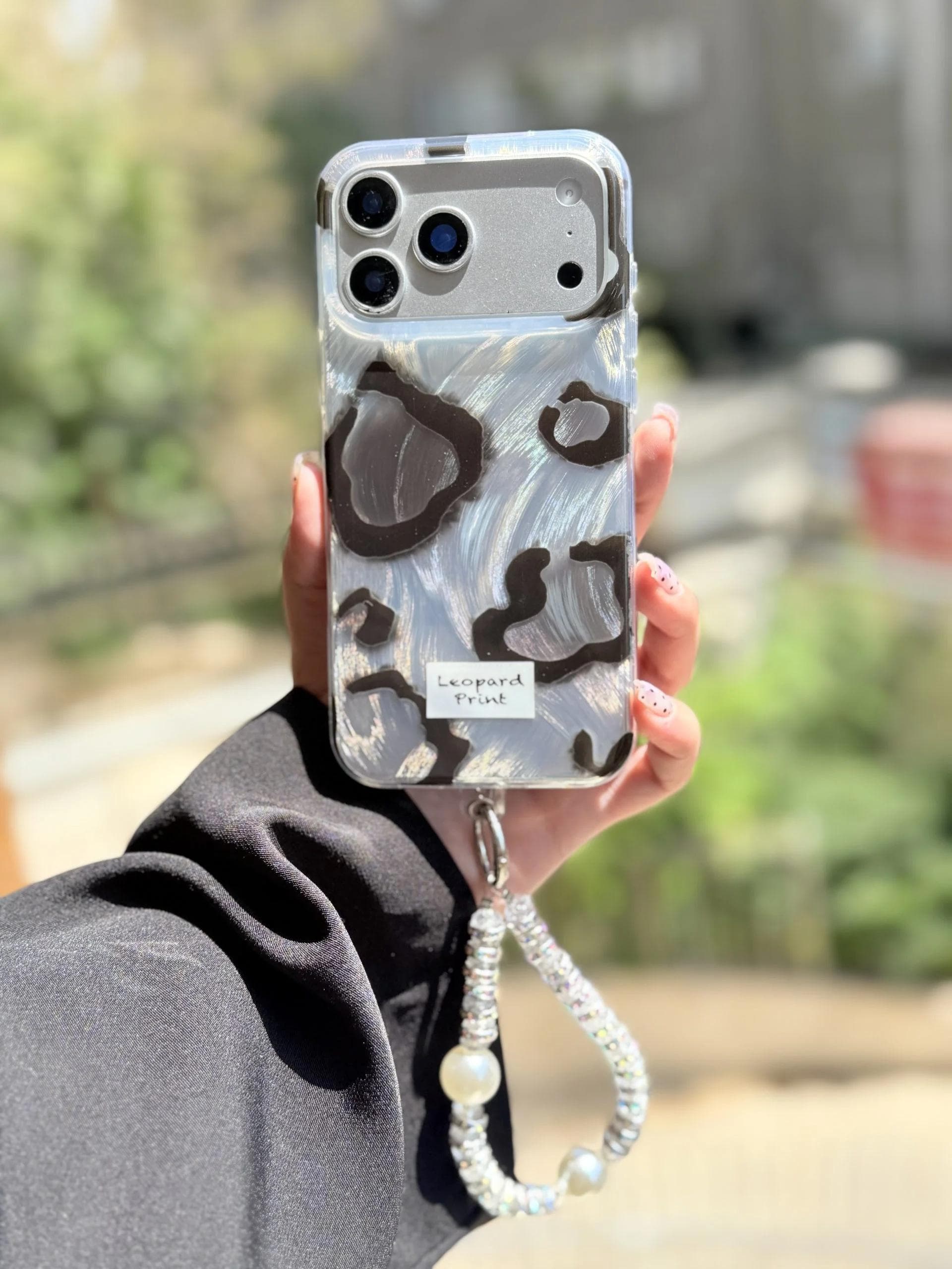 قاب پلنگی طوسی خال سیاه با آویز (کدC2287) مناسب برای iPhone 17Promax — تصویر ۳