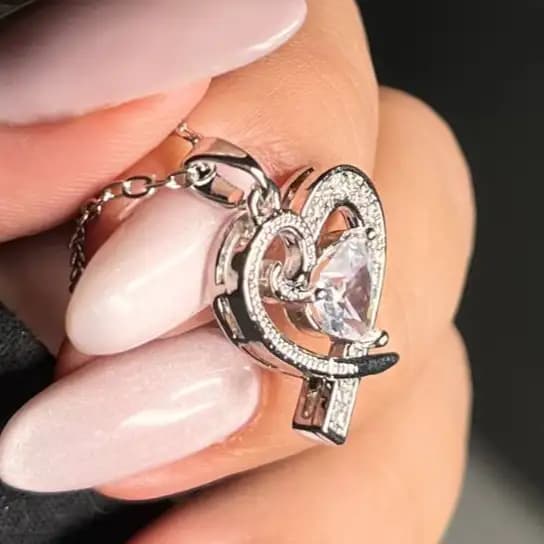گردنبند و آویز زنانه جواهری طرح قلب نگین دار رنگ نقره ای ضد حساسیت رنگ کاملا ثابت کد atk