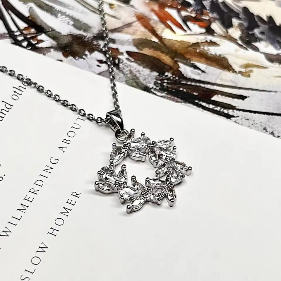 گردنبند و آویز زنانه جواهری طرح نگین کاری رنگ نقره ای ضد حساسیت رنگ کاملا ثابت کد atk — تصویر ۲