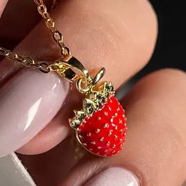 گردنبند زنانه طرح فانتزی توت فرنگی ضد حساسیت رنگ کاملا ثابت کد atk