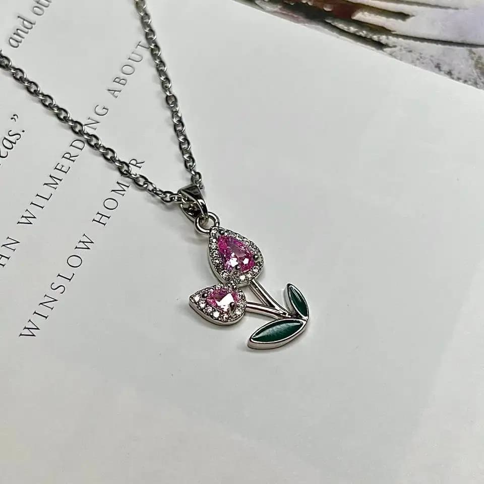 گردنبند زنانه طرح شاخه گل صورتی استیل ضد حساسیت رنگ کاملا ثابت کد atk — تصویر ۲