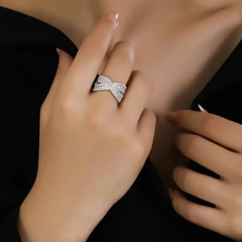 انگشتر زنانه/دخترانه فری سایز free size مدل جواهری ضربدری رنگ ثابت کد amp — تصویر ۲