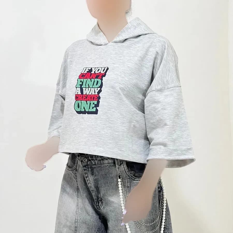 تیشرت کراپ باکسی کلاه دار چاپدار جنس گلکسی قد 50 سانت — تصویر ۴