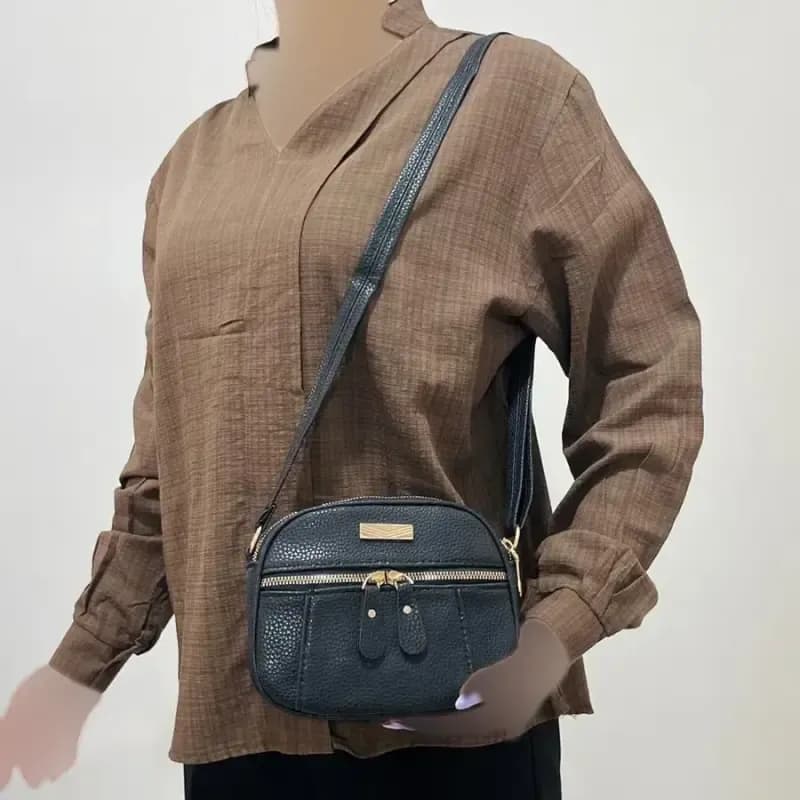 کیف زنانه چرم طرح کنفی چهار زیپ کد 1380 با بند دوشی قابل تنظیم — تصویر ۷