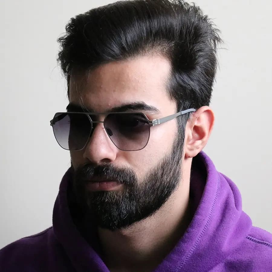 عینک آفتابی آیس برلین با فریم رنگ نقره‌ای، از جنس تیتانیوم، شکل خلبانی، بسیار انعطاف پذیر و لنز دودی سایه روشن مدل 9012 — تصویر ۲