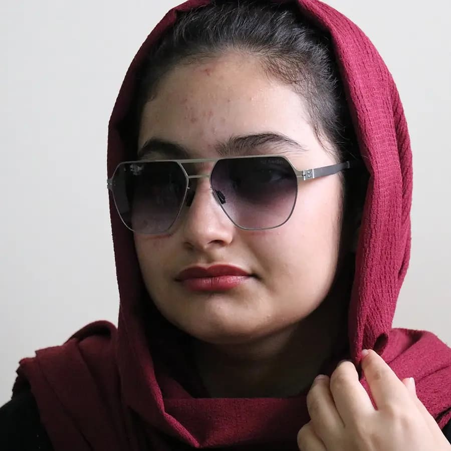عینک آفتابی آیس برلین با فریم رنگ نوک مدادی، از جنس تیتانیوم، شکل خلبانی، بسیار انعطاف پذیر و لنز دودی سایه روشن مدل 9012 — تصویر ۲