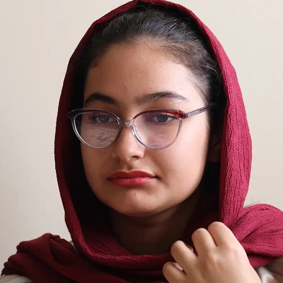 عینک بلوکنترل با فریم شکل چشم گربهای، رنگ طوسی و قرمز، دسته سیمدار و لنز بلوکنترل کرهای برند SKY مدل 8335 — تصویر ۲