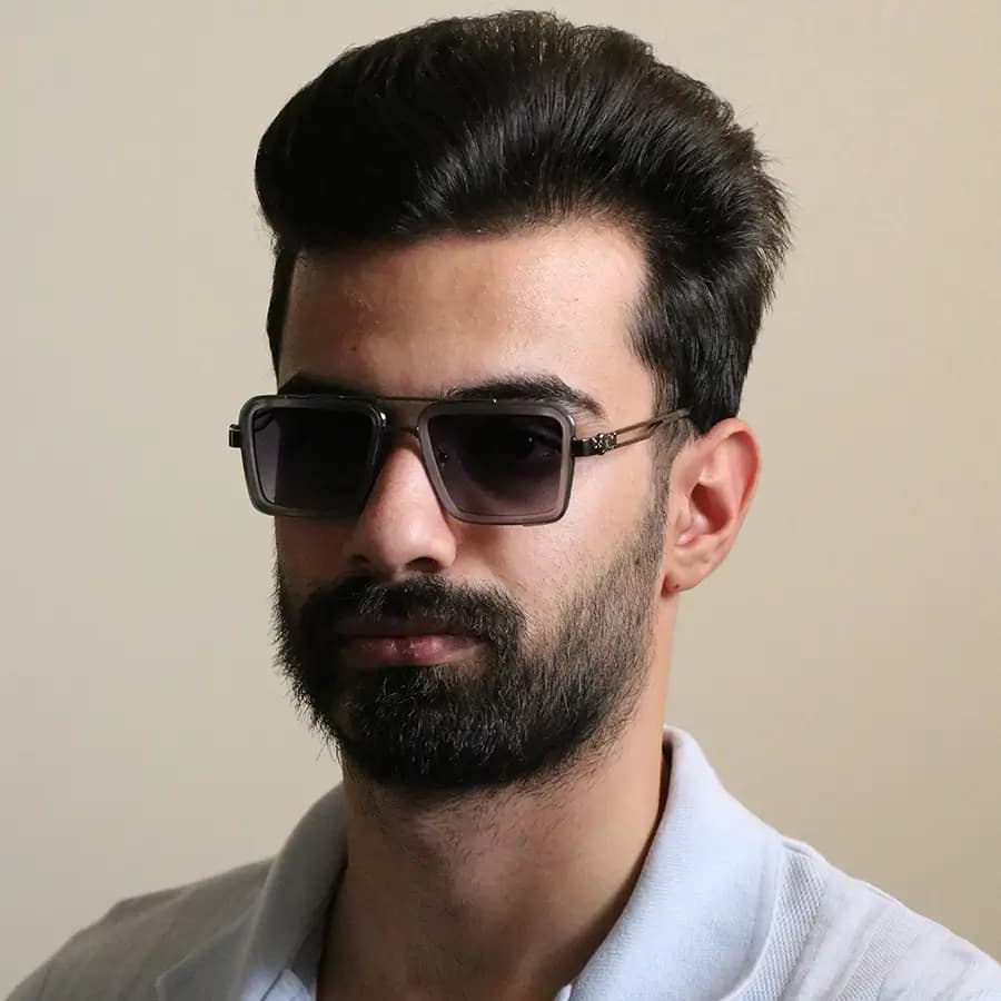 عینک آفتابی Louis Vuitton با فریم مستطیلی شکل، رنگ نوک مدادی و شفاف و لنز دودی هایلایت مدل 8065 — تصویر ۲