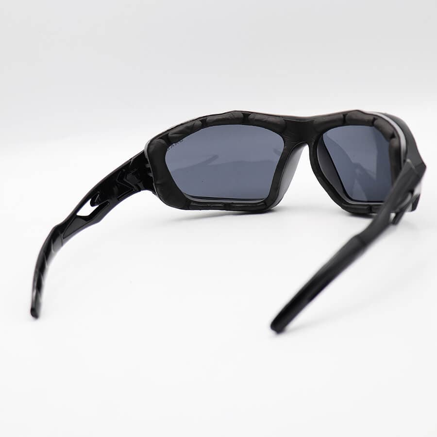 عینک ورزشی OAKLEY با فریم مشکی رنگ، بیسدار و لنز دودی تیره مدل 5347 — تصویر ۴