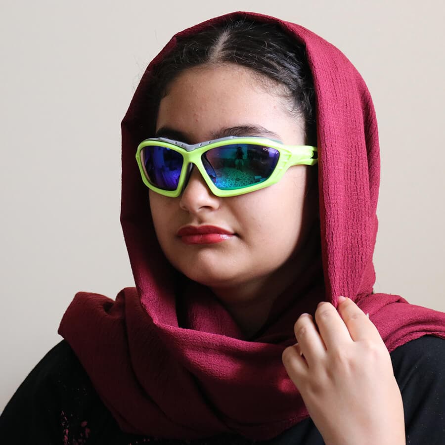 عینک ورزشی OAKLEY با فریم مشکی رنگ، بیسدار و لنز دودی تیره مدل 5347 — تصویر ۲