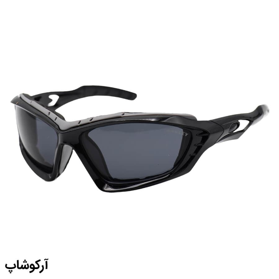 عینک ورزشی OAKLEY با فریم مشکی رنگ، بیسدار و لنز دودی تیره مدل 5347