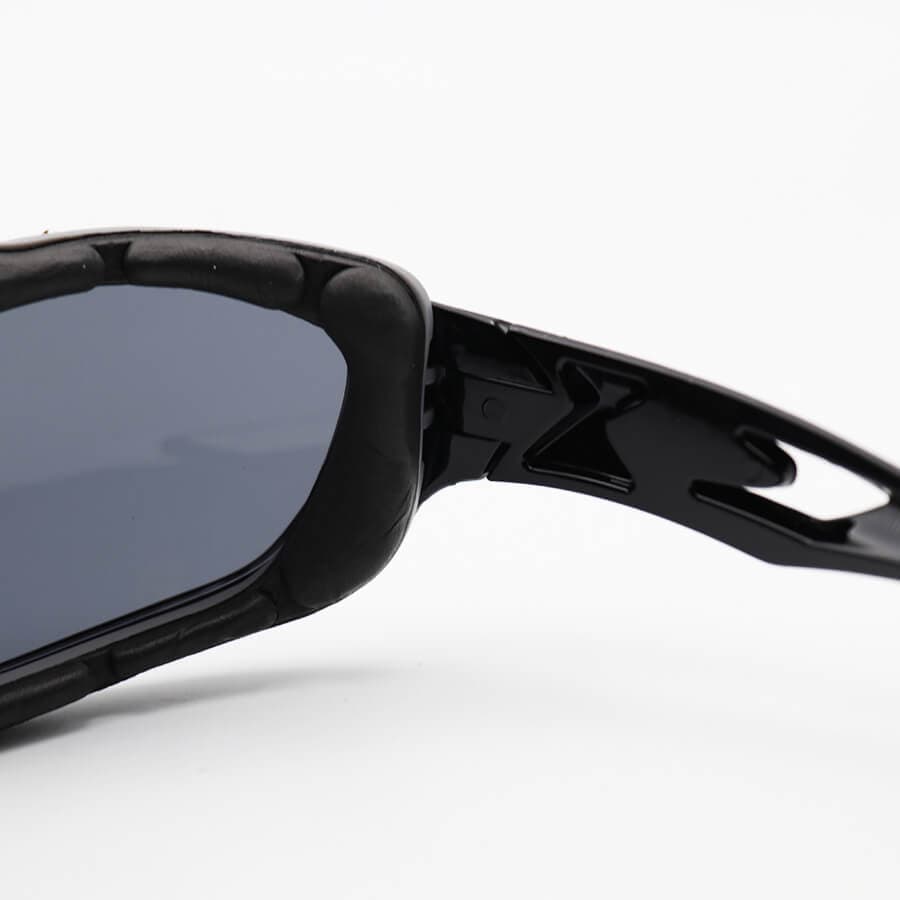 عینک ورزشی OAKLEY با فریم مشکی رنگ، بیسدار و لنز دودی تیره مدل 5347 — تصویر ۵