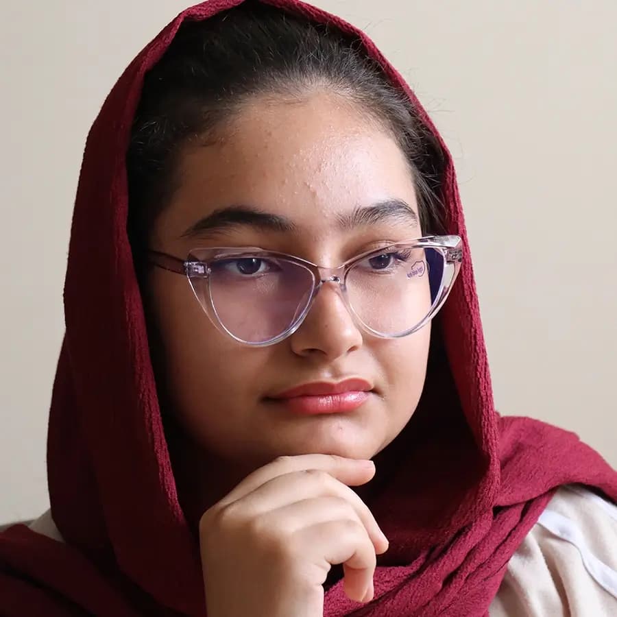 عینک زنانه با فریم قهوه‌ای رنگ، شکل چشم گربه‌ای، از جنس کائوچو و لنز بلوکات مدل 20386 — تصویر ۲