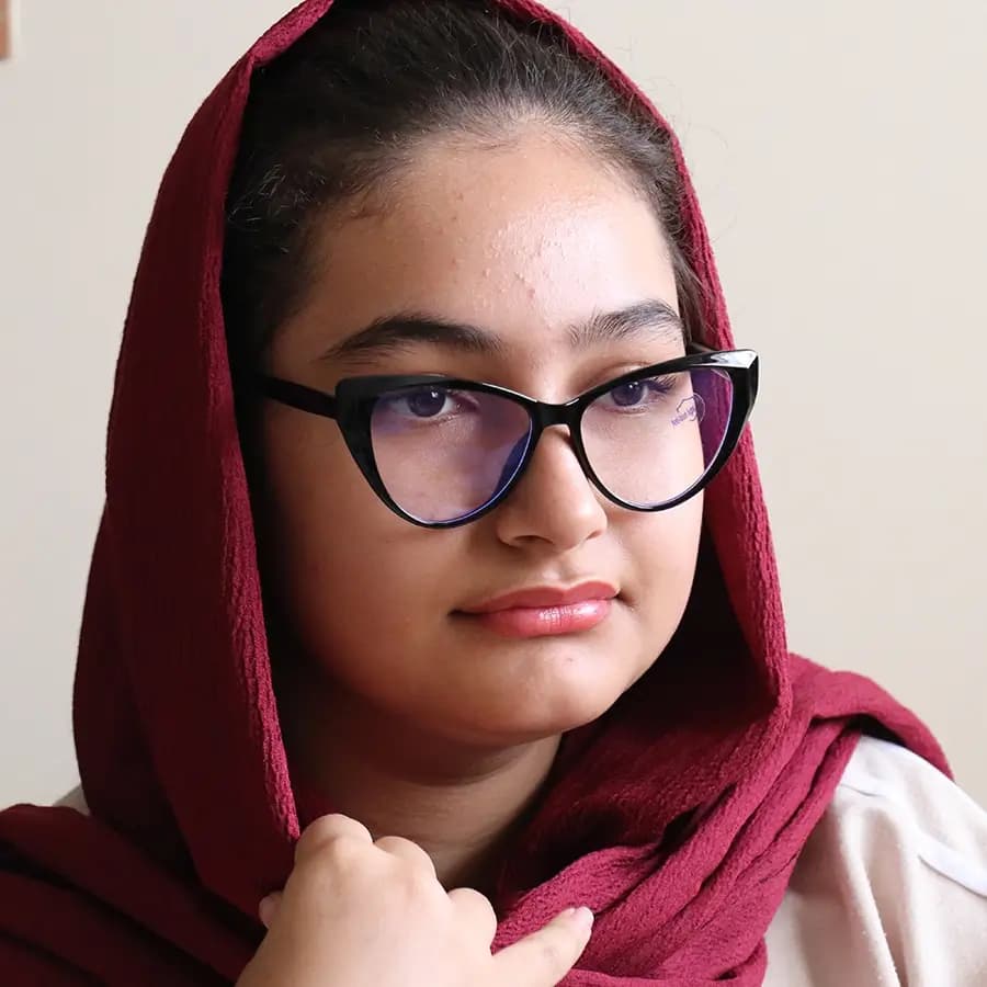 عینک زنانه با فریم مشکی رنگ، شکل چشم گربه‌ای، از جنس کائوچو و لنز بلوکات مدل 20386 — تصویر ۲