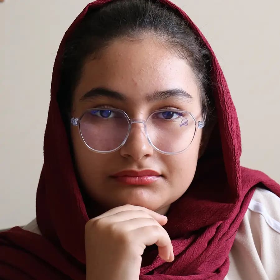 عینک با فریم بی‌رنگ و شفاف، شکل گرد مدرن، از جنس کائوچو و لنز بلوکات مدل 20314 — تصویر ۲