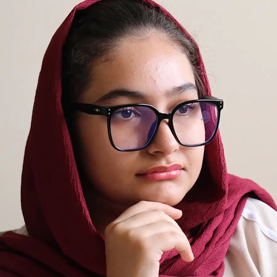 عینک با فریم مشکی رنگ، شکل مربعی بزرگ، از جنس کائوچو و لنز بلوکات مدل 20396 — تصویر ۲