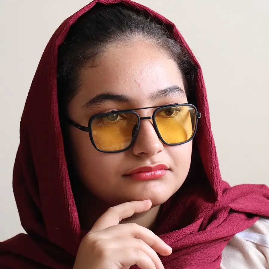 عینک دید در شب Cartier با فریم رنگ مشکی، شکل چندضلعی، لنز زرد و دسته سیم‌دار مدل 8052 — تصویر ۲