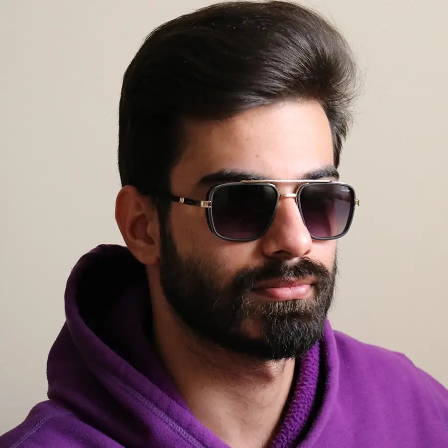 عینک آفتابی کارتیه با فریم رنگ نقره‌ای و مشکی، شکل چندضلعی، لنز دودی هایلایت و دسته سیم‌دار مدل 8052 — تصویر ۲