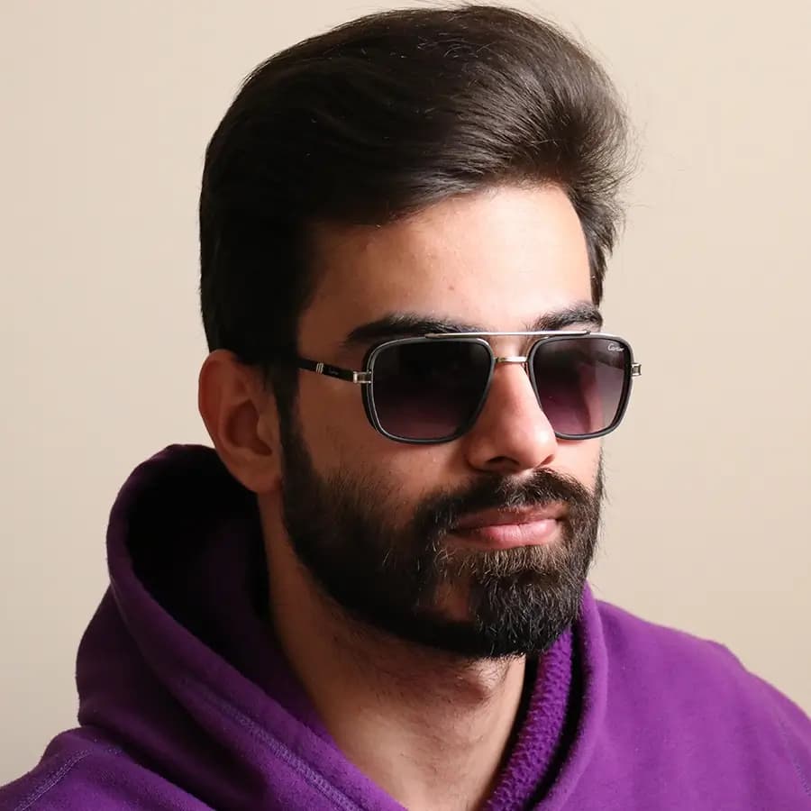 عینک آفتابی Cartier با فریم رنگ طلایی و مشکی، شکل چندضلعی، لنز دودی هایلایت و دسته سیم‌دار مدل 8052 — تصویر ۲