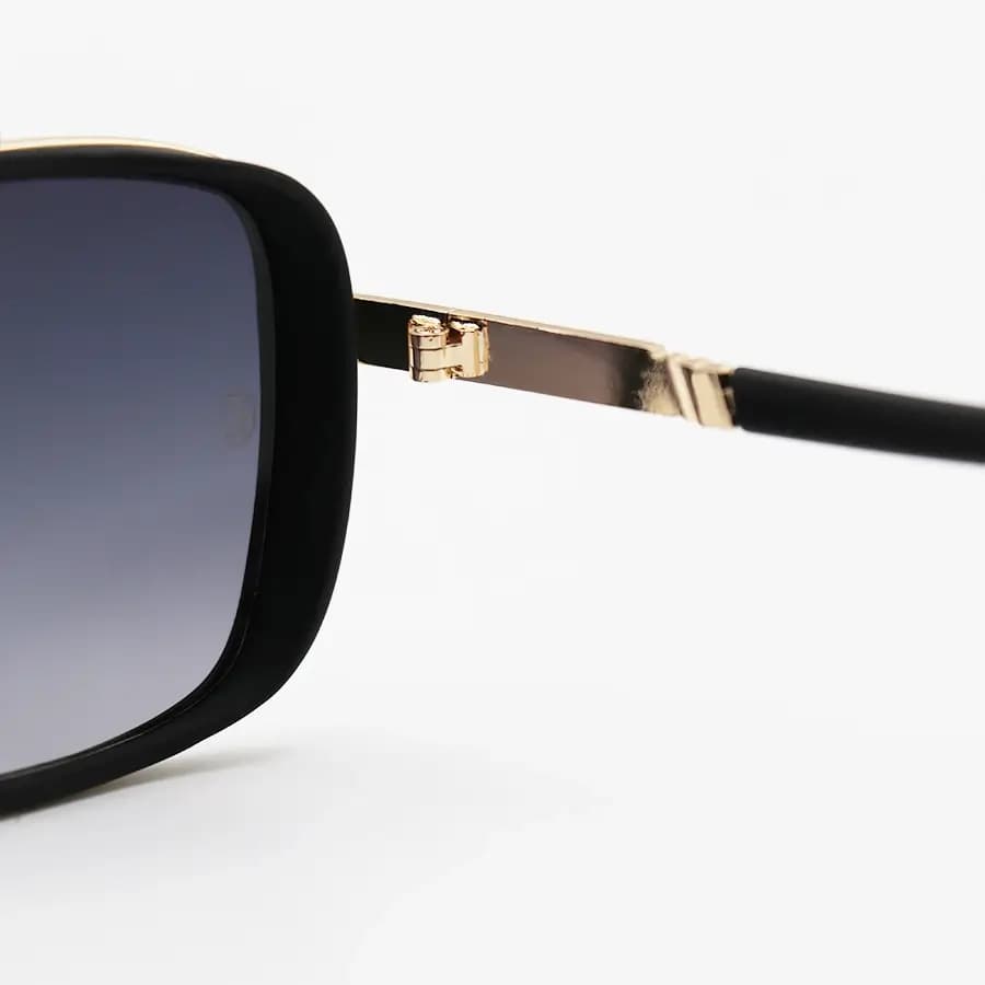 عینک آفتابی Cartier با فریم رنگ طلایی و مشکی، شکل چندضلعی، لنز دودی هایلایت و دسته سیم‌دار مدل 8052 — تصویر ۵