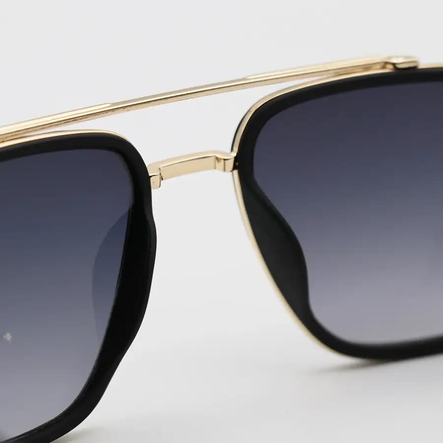 عینک آفتابی Cartier با فریم رنگ طلایی و مشکی، شکل چندضلعی، لنز دودی هایلایت و دسته سیم‌دار مدل 8052 — تصویر ۷