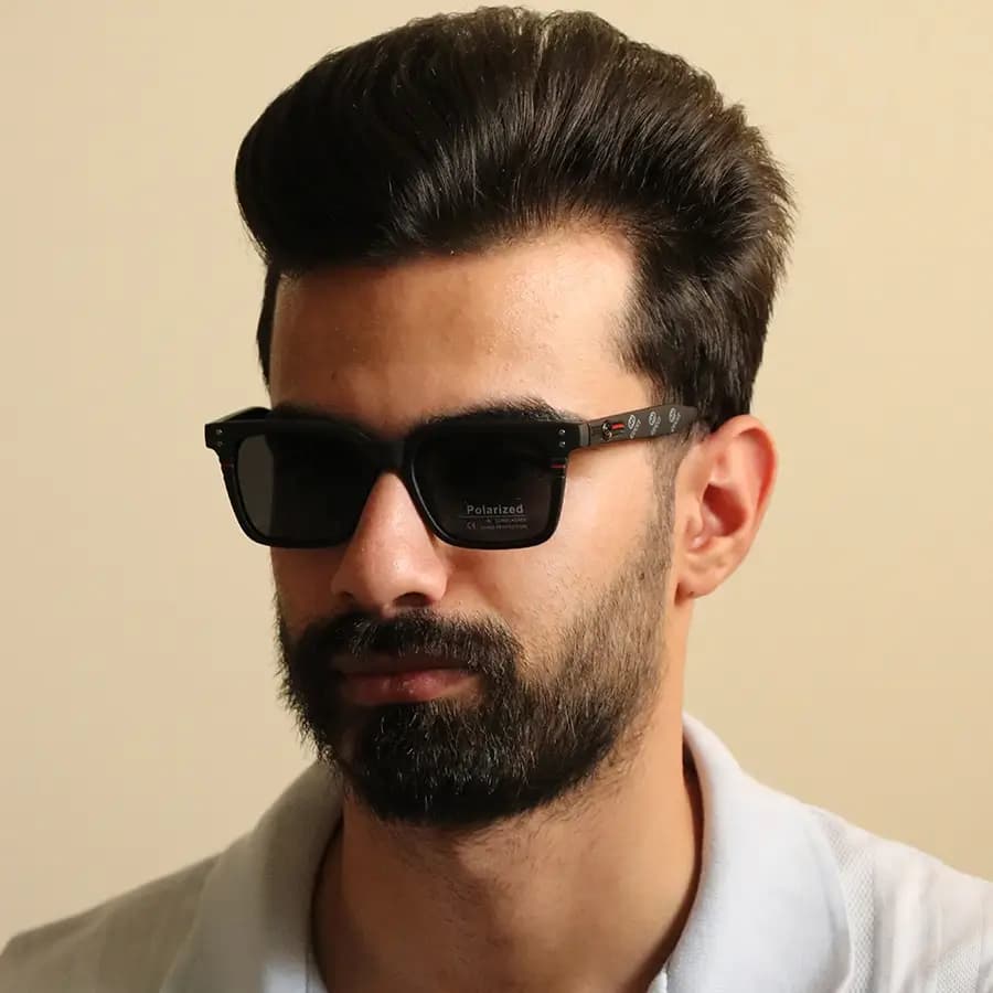 عینک آفتابی گوچی با فریم رنگ طوسی مات، شکل مربعی و لنز دودی تیره و پلاریزه مدل P7123 — تصویر ۲